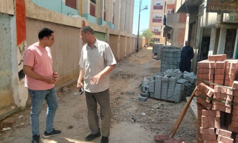 محافظ كفرالشيخ يتابع أعمال تركيب بلاط الإنترلوك بمجمع المدارس بقلين