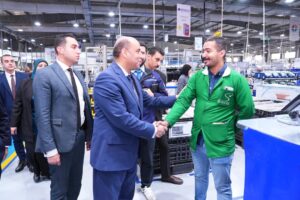وزير العمل يستكمل جولته بالجيزة بزيارة شركة "إس آي وايرنج سيستمز إيجيبت" لصناعة الضفائر الكهربائية للسيارات