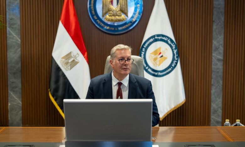 وزير البترول والثروة المعدنية يتابع أداء الهيئة المصرية العامة للبترول