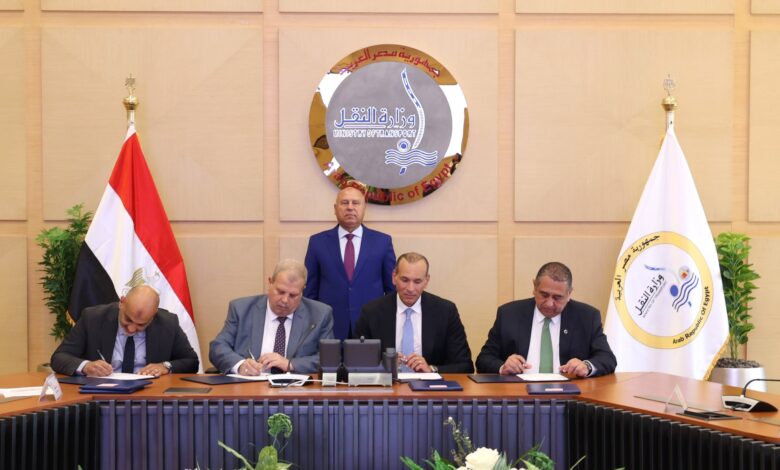 وزير النقل يشهد توقيع عدد من العقود لانشاء وتطوير السكة الحديد ونظم الإشارات بعدد من الخطوط