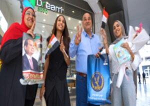 " بالصور" الداخلية تحتفل مع المواطنين بذكرى 30 يونيو