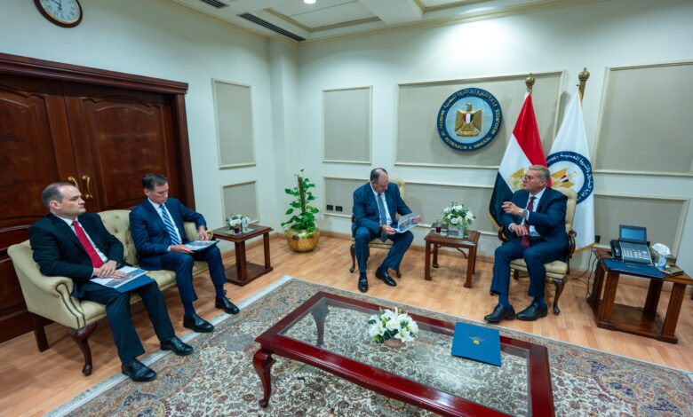 وزير البترول يبحث مع الرئيس التنفيذي لشركة أباتشي العالمية التعاون في خطط الاستكشاف والإنتاج بالصحراء الغربية