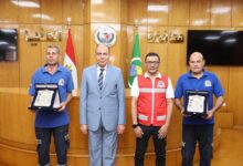 محافظ المنيا يكرّم طاقم إسعاف ويهديهما درع المحافظة بعد إنقاذ مصاب تعرض لبتر كامل بالذراع