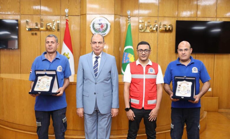 محافظ المنيا يكرّم طاقم إسعاف ويهديهما درع المحافظة بعد إنقاذ مصاب تعرض لبتر كامل بالذراع