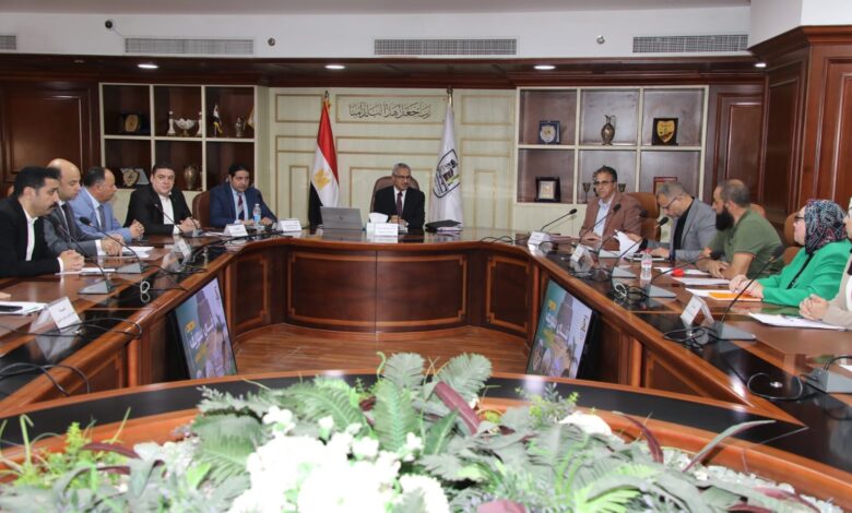 محافظ بني سويف يعقد اجتماعًا موسعًا مع أعضاء مجلسي النواب والشيوخ
