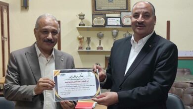وكيل وزارة التعليم بالمنيا يكرم أعضاء غرفة عمليات امتحانات الثانوية العامة واللجنة الثلاثية