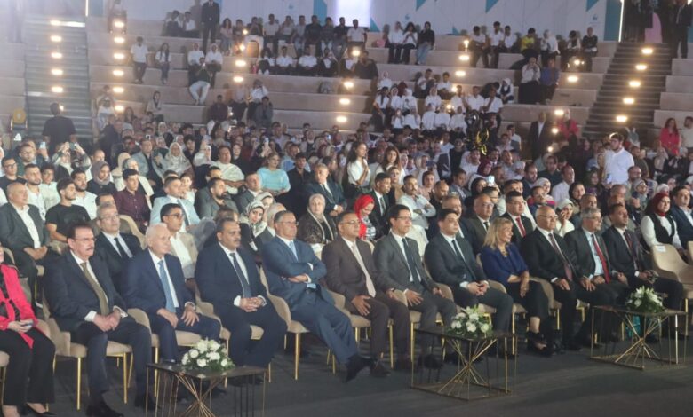 محافظ القليوبية ورئيس مجلس أمناء جامعة بنها الأهلية يشهدان احتفالية تخريج أول دفعة من طلاب الجامعة