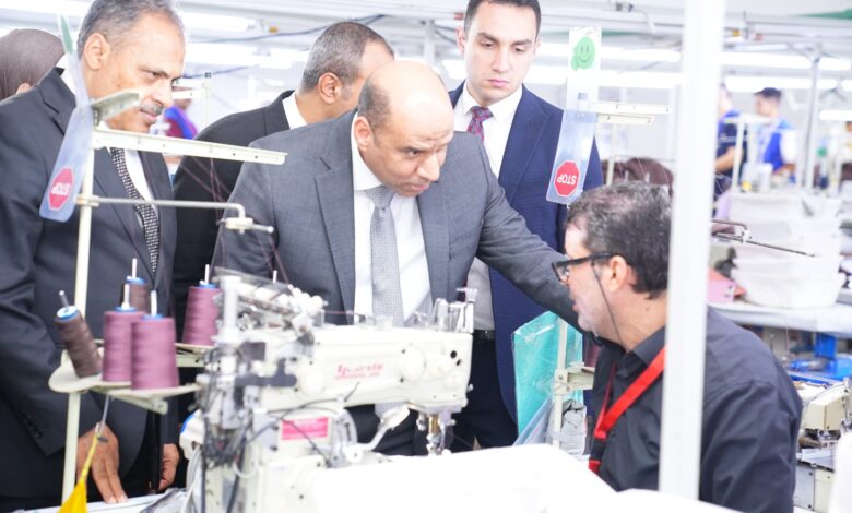 إختتم وزير العمل حسن رداد، يرافقه المهندس حازم الأشموني محافظ الشرقية، جولته الميدانية بمحافظة الشرقية، اليوم الاثنين ،بتفقد شركة هاندا إيجيبت