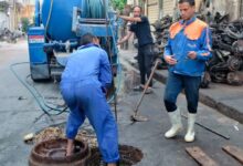 متابعة ميدانية لإصلاح أعطال الصرف وتغيير الأغطية التالفة بأحياء دسوق