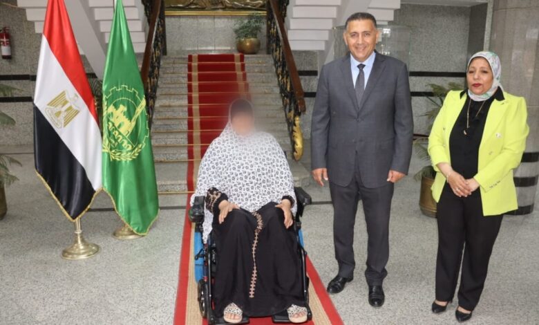 محافظ القليوبية يسلّم كرسيين كهربائيين لاثنين من ذوي الهمم استجابةً لطلباتهما