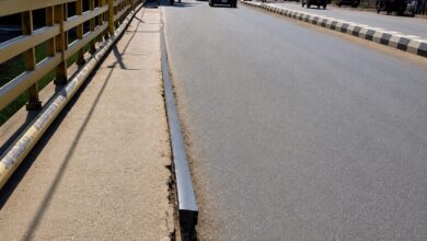 قطعة حديد بارزة على كوبري الفابريقة تهدد سلامة المواطنين