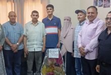 مديرعام فاقوس التعليمية ووفد مرافق له يزور الطالب المتفوق