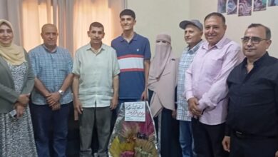 مديرعام فاقوس التعليمية ووفد مرافق له يزور الطالب المتفوق