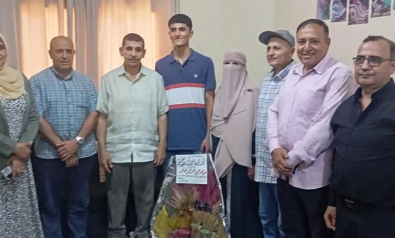 مديرعام فاقوس التعليمية ووفد مرافق له يزور الطالب المتفوق