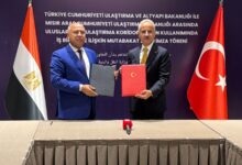 وزير النقل يلتقي نظيره التركي ويوقعان على مذكرة تفاهم بين البلدين في مجال الممرات الدولية