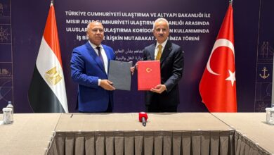 وزير النقل يلتقي نظيره التركي ويوقعان على مذكرة تفاهم بين البلدين في مجال الممرات الدولية