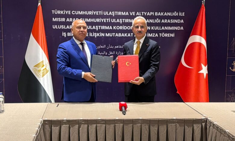 وزير النقل يلتقي نظيره التركي ويوقعان على مذكرة تفاهم بين البلدين في مجال الممرات الدولية