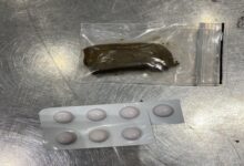 جمارك مطار القاهرة الدولي : ضبط كمية من مخدر الحشيش وعدد من الأقراص المخدرة