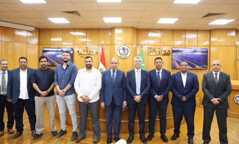 محافظ المنيا يبحث مع “إنفنيتي للطاقة” تنفيذ مشروع عملاق للطاقة الشمسية يوفر 4 آلاف فرصة عمل