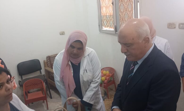 وكيل صحة القليوبية يتفقد مستشفى بهتيم المركزي.. ويشيد بأداء الرعاية المركزة