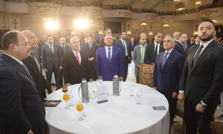 وزير النقل يشارك في احتفالية الهيئة الوطنية للصحافة لتدشين كتاب "رجل الأقدار.. سيرة قائد.. مسيرة وطن"