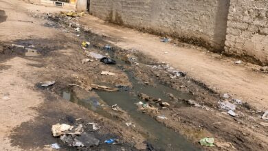 مياه جوفية وتصدعات تهدد منازل العجرة وطريق مقابر الفشن شرق النيل