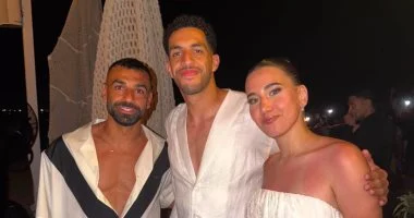 محمد صلاح مع شوبير وزوجته