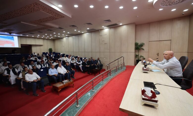 وزير النقل ومحافظ مطروح يلتقيان مشايخ قبائل مطروح لبحث تطوير خط سكة حديد مطروح–السلوم