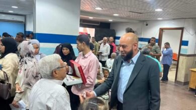 مكاتب التأميناتب الإجتماعية فى أسيوط توزع الحلوى على المواطنين بمناسبة المولد النبوي