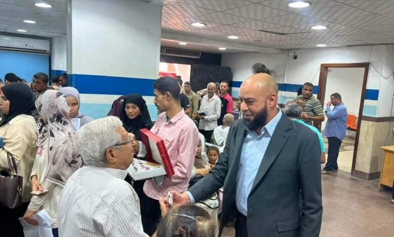 مكاتب التأميناتب الإجتماعية فى أسيوط توزع الحلوى على المواطنين بمناسبة المولد النبوي