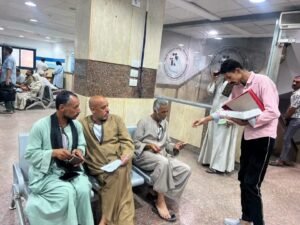 مكاتب التأميناتب الإجتماعية فى أسيوط توزع الحلوى على المواطنين بمناسبة المولد النبوي