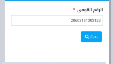 بيان اعلامي الهيئة القومية لسكك حديد مصر بشأن ما تم تداوله على بعض صفحات التواصل الاجتماعي بشأن شكوى أحد الركاب من استبدال إحدى عربات قطار 989 إسباني مطور (أسوان / القاهرة) 1. استبدال أحد العربات قبل أو خلال الرحلة إجراء احترازي نتيجة لاكتشاف عطل مفاجئ 2. تم التواصل مع الركاب من خلال مشرف القطار ومفتشي النقل لشرح أسباب استبدال العربة والإجراءات التي تم اتخاذها 3. تم التأكيد على رد فرق القيمة المستحقة للتذكرة نتيجة فرق الخدمة أو استرداد قيمتها والحجز علي رحلات اخري ، بما يضمن الحفاظ على حقوقهم كاملة. ====================== في إطار ما تم تداوله على بعض صفحات التواصل الاجتماعي بشأن شكوى أحد الركاب من استبدال إحدى عربات قطار 989 إسباني مطور (أسوان / القاهرة) توضح الهيئة القومية لسكك حديد مصر أنه أثناء قيام العناصر التخصصية بمراجعة الصلاحية الفنية للقطار رقم 88 (الإسكندرية / أسوان) عقب وصوله لمحطة أسوان وتجهيزه والاستعداد لرحلة العودة الي القاهرة ، تلاحظ وجود عطل بأحد العربات (أولى مكيفة) يؤثر على صلاحيتها للمسير واستكمال الرحلة. وطبقًا للقواعد والتعليمات الفنية المنظمة للتشغيل تم ترك العربة لاستكمال إجراءات الصيانة واستبدالها بعربة احتياطية (ثانية مكيفة)، وذلك لضمان انتظام الحركة وفقًا لمعايير السلامة والأمان المتبعة بالهيئة وعدم تعريض الركاب لأي مخاطر خلال الرحلة. كما تم التواصل مع الركاب من خلال مشرف القطار ومفتشي النقل لشرح أسباب استبدال العربة والإجراءات التي تم اتخاذها، والتأكيد على رد فرق القيمة المستحقة للتذكرة نتيجة فرق الخدمة أو استرداد قيمتها والحجز علي رحلات اخري ، بما يضمن الحفاظ على حقوقهم كاملة. وتؤكد الهيئة القومية لسكك حديد مصر أنها لا تدخر جهدًا لخدمة جمهور الركاب، وأن الإجراءات الاحترازية التي قد تفرضها الظروف التشغيلية الطارئة تمثل إجراءً وقائيًا يستهدف في المقام الأول الحرص الكامل على سلامة الركاب وانتظام حركة القطارات.