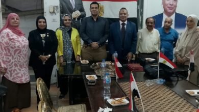 دلتا كابيتال وNations of Sky تبدآن تنفيذ المرحلتين الأولى والثانية من مشروع ISLA بقيمة 9 مليارات جنيه كتب : ماهر بدر أعلنت شركتا دلتا كابيتال للتطوير العقاري وNations of Sky بدء الأعمال التنفيذية بمشروع ISLA بمدينة المنصورة الجديدة، عقب إسناد تنفيذ المرحلتين الأولى والثانية إلى شركتي سكاد للمقاولات وفكرة للمقاولات، بإجمالي قيمة تعاقدات تبلغ 9 مليارات جنيه، وذلك في 9 أغسطس 2026، وتحت الإشراف الهندسي للاستشاري YBA. ويأتي بدء التنفيذ في إطار خطة الشركة لتطوير المشروع المقام على مساحة 340 فدانًا، وفق برنامج تنفيذي معتمد، حيث تستهدف الشركة تنفيذ المرحلة الأولى على مساحة نحو 100 فدان خلال 36 شهرًا، على أن يتم تطوير المشروع بالكامل على ثلاث مراحل متتالية. وأكد المهندس أحمد النسر، الرئيس التنفيذي للشركة، أن بدء الأعمال التنفيذية يمثل محطة رئيسية في مسيرة مشروع ISLA، ويعكس التزام الشركة بتحويل رؤية المشروع إلى واقع ملموس، وفق أعلى معايير الجودة والكفاءة، مشيرًا إلى أن أعمال التنفيذ بدأت بالفعل بالموقع وفق البرنامج المخطط. ومن جانبه، أوضح المهندس مصطفى الشريف، رئيس قطاع التطوير (CDO)، أن إسناد الأعمال إلى شركتي سكاد وفكرة جاء بعد عملية تقييم فني، بهدف الاستعانة بخبرات تنفيذية وهندسية قادرة على تحقيق مستهدفات المشروع، مؤكدًا أن الفترة المقبلة ستشهد تسارعًا ملحوظًا في وتيرة الأعمال بالموقع. ويقام مشروع ISLA على مساحة 340 فدانًا بمدينة المنصورة الجديدة، ويضم خمس جزر رئيسية تتكامل بها المكونات السكنية والتجارية والترفيهية والخدمية، إلى جانب منطقة Cabo التجارية المقامة ضمن المخطط العام للمشروع على مساحة 30 فدانًا، فضلًا عن واجهة بحرية مميزة ومساحات خضراء ومناطق مفتوحة، بما يعزز مكانته كأحد أبرز المشروعات العمرانية والاستثمارية في منطقة شرق الدلتا. وتستهدف الشركة استكمال تنفيذ المشروع بالكامل خلال خمس سنوات، وفق خطة تنفيذية متكاملة، مع استمرار الإعلان عن تطورات ومراحل التنفيذ تباعًا خلال الفترة المقبلة.
