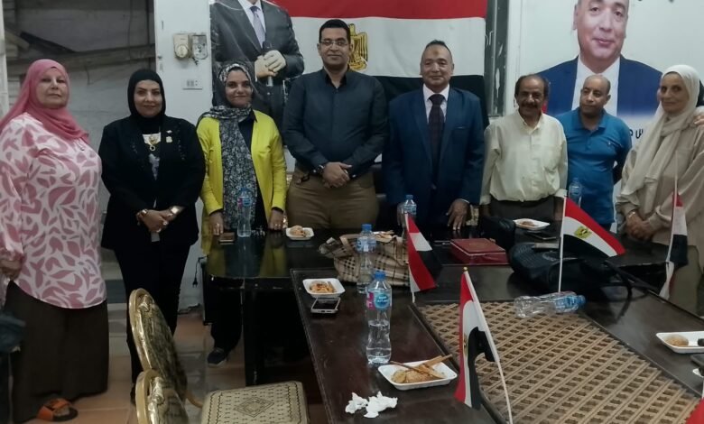 دلتا كابيتال وNations of Sky تبدآن تنفيذ المرحلتين الأولى والثانية من مشروع ISLA بقيمة 9 مليارات جنيه كتب : ماهر بدر أعلنت شركتا دلتا كابيتال للتطوير العقاري وNations of Sky بدء الأعمال التنفيذية بمشروع ISLA بمدينة المنصورة الجديدة، عقب إسناد تنفيذ المرحلتين الأولى والثانية إلى شركتي سكاد للمقاولات وفكرة للمقاولات، بإجمالي قيمة تعاقدات تبلغ 9 مليارات جنيه، وذلك في 9 أغسطس 2026، وتحت الإشراف الهندسي للاستشاري YBA. ويأتي بدء التنفيذ في إطار خطة الشركة لتطوير المشروع المقام على مساحة 340 فدانًا، وفق برنامج تنفيذي معتمد، حيث تستهدف الشركة تنفيذ المرحلة الأولى على مساحة نحو 100 فدان خلال 36 شهرًا، على أن يتم تطوير المشروع بالكامل على ثلاث مراحل متتالية. وأكد المهندس أحمد النسر، الرئيس التنفيذي للشركة، أن بدء الأعمال التنفيذية يمثل محطة رئيسية في مسيرة مشروع ISLA، ويعكس التزام الشركة بتحويل رؤية المشروع إلى واقع ملموس، وفق أعلى معايير الجودة والكفاءة، مشيرًا إلى أن أعمال التنفيذ بدأت بالفعل بالموقع وفق البرنامج المخطط. ومن جانبه، أوضح المهندس مصطفى الشريف، رئيس قطاع التطوير (CDO)، أن إسناد الأعمال إلى شركتي سكاد وفكرة جاء بعد عملية تقييم فني، بهدف الاستعانة بخبرات تنفيذية وهندسية قادرة على تحقيق مستهدفات المشروع، مؤكدًا أن الفترة المقبلة ستشهد تسارعًا ملحوظًا في وتيرة الأعمال بالموقع. ويقام مشروع ISLA على مساحة 340 فدانًا بمدينة المنصورة الجديدة، ويضم خمس جزر رئيسية تتكامل بها المكونات السكنية والتجارية والترفيهية والخدمية، إلى جانب منطقة Cabo التجارية المقامة ضمن المخطط العام للمشروع على مساحة 30 فدانًا، فضلًا عن واجهة بحرية مميزة ومساحات خضراء ومناطق مفتوحة، بما يعزز مكانته كأحد أبرز المشروعات العمرانية والاستثمارية في منطقة شرق الدلتا. وتستهدف الشركة استكمال تنفيذ المشروع بالكامل خلال خمس سنوات، وفق خطة تنفيذية متكاملة، مع استمرار الإعلان عن تطورات ومراحل التنفيذ تباعًا خلال الفترة المقبلة.
