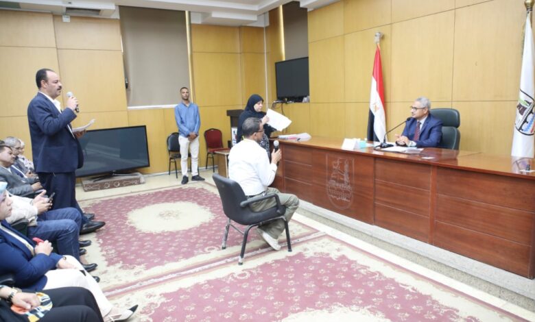 محافظ بنى سويف يوجه بحلول عاجلة لشكاوى المواطنين ودعم الأسر الأولى بالرعاية