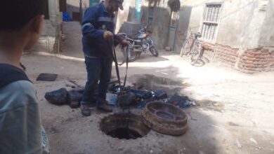 رئيس مدينة دسوق يتابع إصلاح أعطال الصرف الصحي بمناطق متفرقة بالمدينة