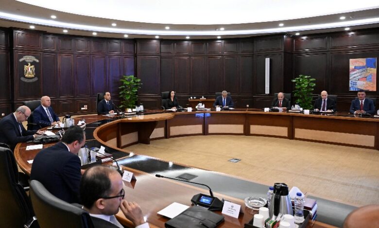 رئيس الوزراء يناقش الضوابط والمحددات المقترحة لموسم الحج المقبل