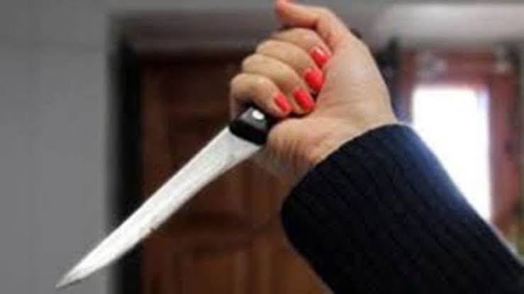 زوجة تقتل زوجها بسكين المطبخ لشكها فى سلوكه