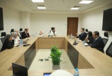 نائب وزير الصحة تبحث سبل التعاون مع الوكالة الفرنسية للتنمية وإكسبيرتيز فرانس