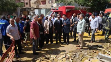 محافظ المنوفية يتفقد ميدانياً حريق منفذ بيع وتعبئة مواد البناء والدهانات بأجهور الرمل
