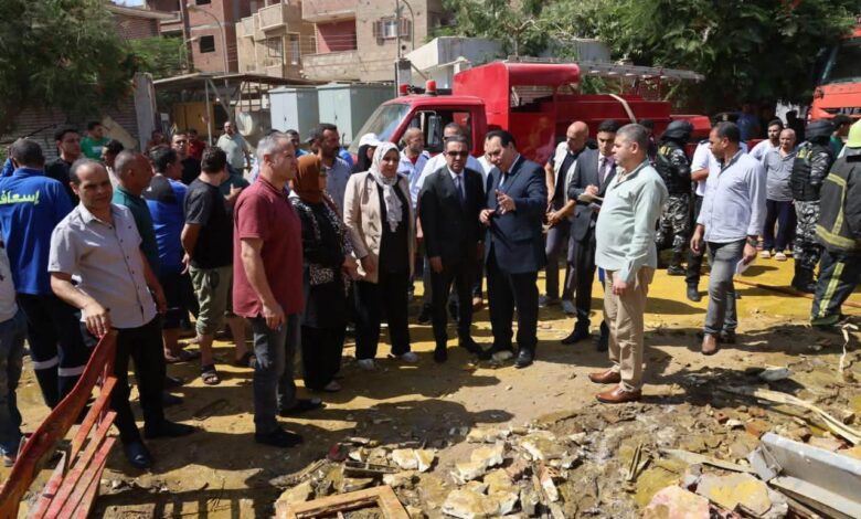 محافظ المنوفية يتفقد ميدانياً حريق منفذ بيع وتعبئة مواد البناء والدهانات بأجهور الرمل