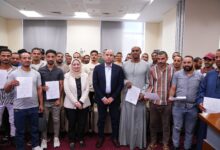 وزير العمل يُسلّم عقودًا جديدة لشباب اجتازوا اختبارات العمالة الزراعية الموسمية بالأردن