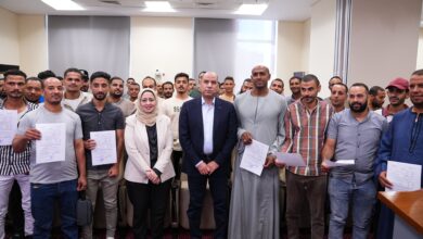 وزير العمل يُسلّم عقودًا جديدة لشباب اجتازوا اختبارات العمالة الزراعية الموسمية بالأردن