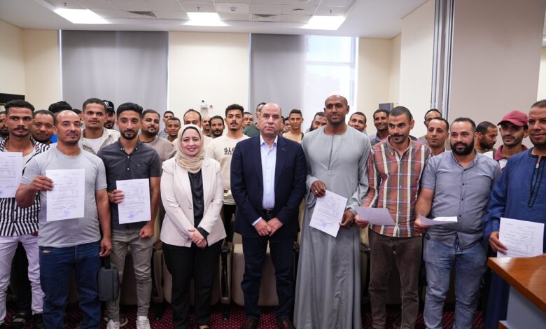 وزير العمل يُسلّم عقودًا جديدة لشباب اجتازوا اختبارات العمالة الزراعية الموسمية بالأردن