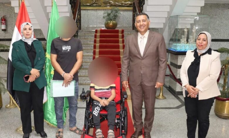 محافظ القليوبية يستجيب لمعاناة طفل مصاب بضمور بالعضلات