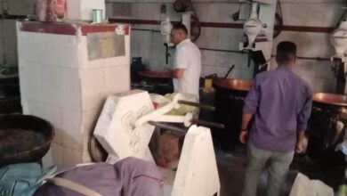 ضبط مصنح غير مرخص لتصنيع المواد الغذائية وحلوى المولد بمدينة الشهداء