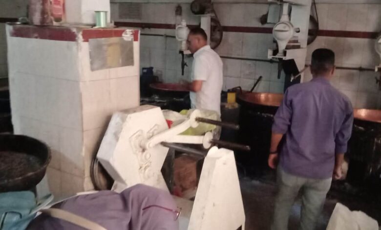 ضبط مصنح غير مرخص لتصنيع المواد الغذائية وحلوى المولد بمدينة الشهداء