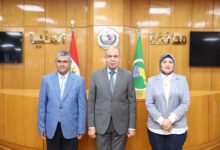 محافظ المنيا يكرم وكيل وزارة الصحة السابق تقديرًا لجهوده المتميزة