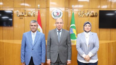 محافظ المنيا يكرم وكيل وزارة الصحة السابق تقديرًا لجهوده المتميزة