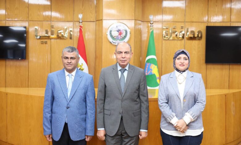 محافظ المنيا يكرم وكيل وزارة الصحة السابق تقديرًا لجهوده المتميزة